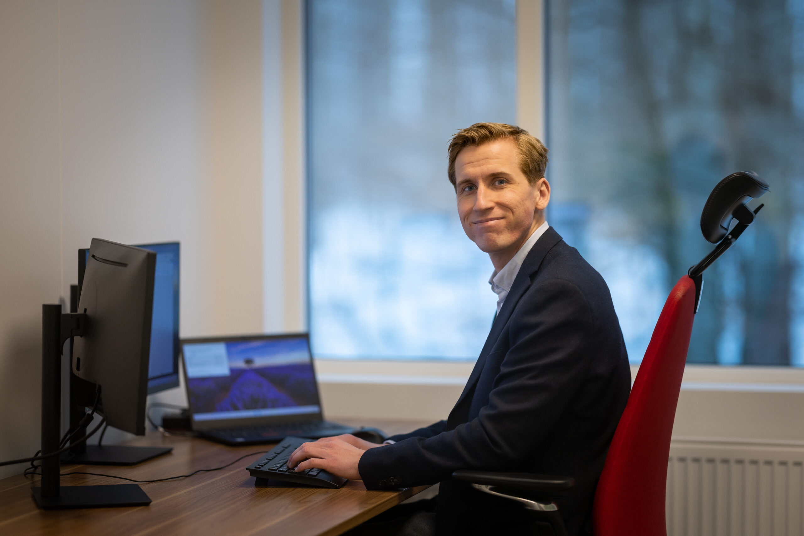 Audun sitter ved skrivepult