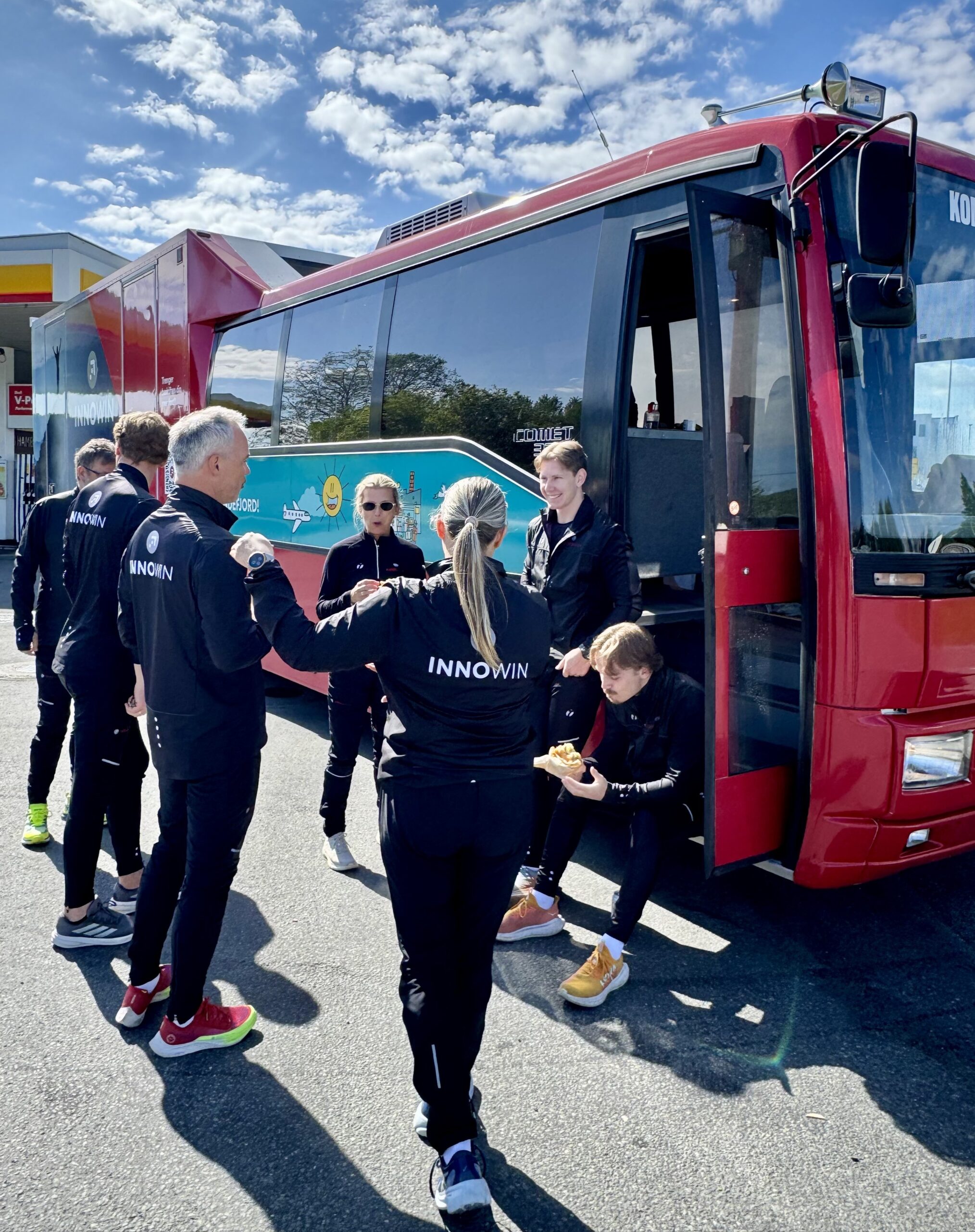 Innowin-bussen-HK Buss med Innowin-logo